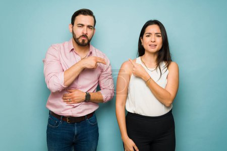 Téléchargez les photos : Portrait d'un couple en colère se disputant pointant du doigt et parlant de blâme en raison de leurs problèmes de mariage - en image libre de droit