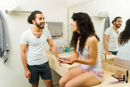 Téléchargez les photos : Couple très heureux regardant excité et célébrant un test de grossesse positif dans la salle de bain - en image libre de droit