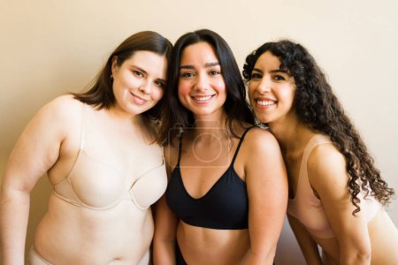 Foto de Diversas mujeres caucásicas y latinas sonriendo usando ropa interior que se ven felices por la positividad y aceptación del cuerpo - Imagen libre de derechos