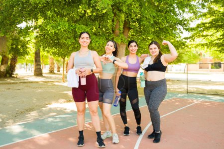 Foto de Fuerte grupo de mujeres activas diversas sentirse poderoso y con una gran cantidad de positividad corporal y la aceptación después de hacer ejercicios de fitness al aire libre - Imagen libre de derechos