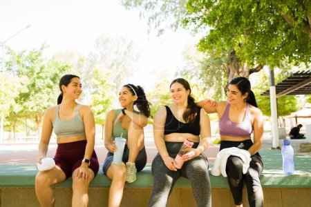 Foto de Diverso hermoso grupo de mujeres celebrando la diversidad corporal y la aceptación listo para comenzar a hacer ejercicio en el parque - Imagen libre de derechos