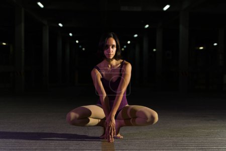 Foto de Bailarina mexicana de ballet haciendo contacto visual y preparándose para comenzar una danza clásica - Imagen libre de derechos