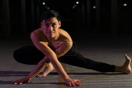 Téléchargez les photos : Jeune homme attrayant se produisant comme un danseur cool moderne et dansant une danse artistique contemporaine - en image libre de droit