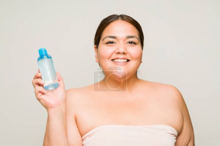 Foto de Retrato de una mujer obesa feliz usando un removedor de maquillaje y productos de belleza para una hermosa piel suave y cuidado del cuerpo - Imagen libre de derechos