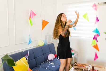 Foto de Bebida joven mujer beber alcohol en casa por la mañana temprano, mientras que en las secuelas de una fiesta de cumpleaños divertirse - Imagen libre de derechos