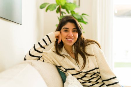 Téléchargez les photos : Magnifique jeune femme hispanique souriant regardant en bonne santé avec un style de vie de bien-être se sentant heureux et détendu à la maison - en image libre de droit
