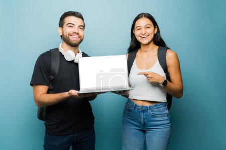 Téléchargez les photos : Gai latin hispanique homme et jeune femme apprendre en ligne et étudier ensemble faire des devoirs tout en allant à l'université - en image libre de droit