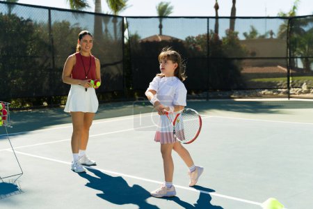 Téléchargez les photos : Femme hispanique et coach avec son école de tennis travaillant avec un enfant - en image libre de droit