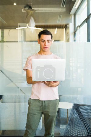 Foto de Hombre de negocios caucásico con aspecto casual usando una computadora portátil en una sala de reuniones - Imagen libre de derechos