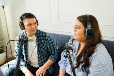 Foto de Guapo podcast host grabación de un episodio de podcast con una mujer invitada para un talk show - Imagen libre de derechos