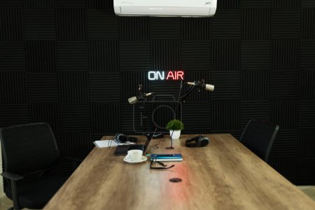 Téléchargez les photos : Espace studio insonorisé avec microphones et écouteurs préparés pour une émission de radio ou un enregistrement de podcast en ondes - en image libre de droit