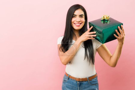 Foto de Atractiva joven mexicana sonriendo mostrando su gorra de graduación después de graduarse de la universidad o la universidad - Imagen libre de derechos