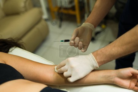 Foto de Médico de bienestar poniendo una inyección de plasma en una mujer joven para un tratamiento regenerativo en la clínica de salud alternativa - Imagen libre de derechos