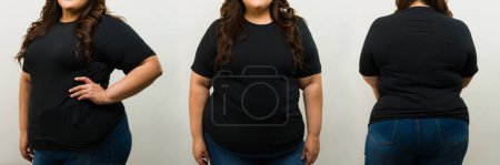 Foto de Camiseta maqueta de una mujer elegante de talla grande con una camiseta negra y jeans y posando con confianza en múltiples ángulos en un entorno de estudio - Imagen libre de derechos