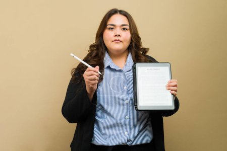 Téléchargez les photos : Femme d'affaires avec une tablette numérique expliquant le contenu d'un document, mettant en valeur son professionnalisme de grande taille - en image libre de droit