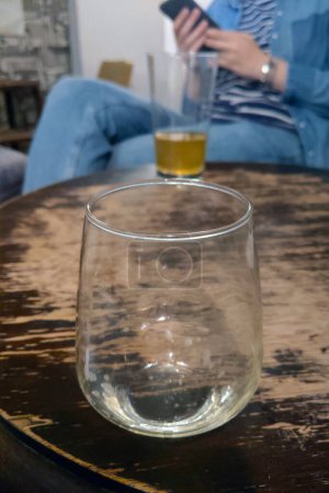 Foto de Un vaso de cerveza vacío sobre la mesa - Imagen libre de derechos
