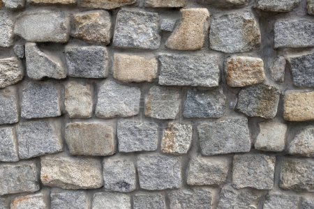 Téléchargez les photos : Vue du mur de béton avec des pierres, la structure de protection - en image libre de droit
