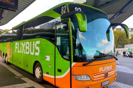Téléchargez les photos : Berlin, Allemagne, 1 octobre 2022 : Bus moderne Flixbus. Flixbus est une société de transport allemande qui fournit des services d'autobus longue distance à travers l'Europe et les États-Unis - en image libre de droit