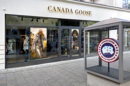Téléchargez les photos : Berlin, Allemagne, 1 octobre 2022 : Canada Goose, ou Outfitters Goose, est le leader mondial des vêtements chauds - en image libre de droit