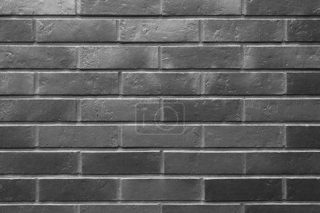 Téléchargez les photos : Un fond sombre de murs de briques du bâtiment. La texture de la brique - en image libre de droit