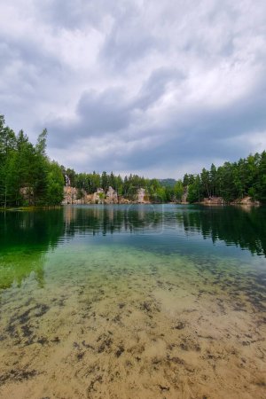 Foto de Hermoso fondo de la naturaleza. Agua clara en un lago de montaña - Imagen libre de derechos