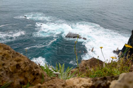 Foto de Las olas del océano chocan contra las rocas, espuma blanca - Imagen libre de derechos