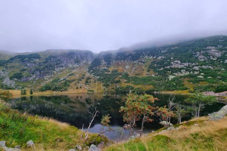 Téléchargez les photos : A picturesque mountain lake in a misty autumn morning - en image libre de droit