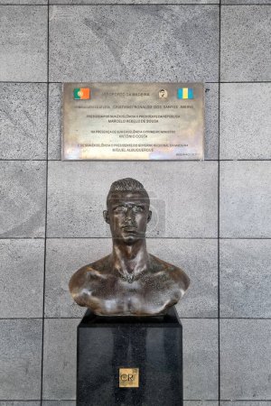 Téléchargez les photos : Madeira, Portugal, 24 November 2022: Bust of Cristiano Ronaldo at Funchal Airport, Madeira, Portugal - en image libre de droit