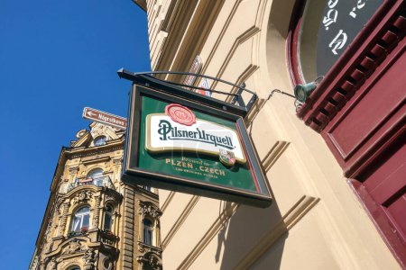 Téléchargez les photos : Prague, République tchèque, 15 novembre 2022 : Panneau de bière Pilsner dans une rue de Prague. Beaucoup de bars à bière et restaurants - en image libre de droit