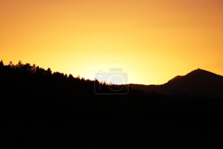 Foto de Hermosa puesta de sol pintoresca en la ladera de las montañas - Imagen libre de derechos