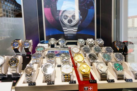 Téléchargez les photos : Dresde, Allemagne, le 12 mars 2023 vitrine avec de belles montres Tissot - en image libre de droit