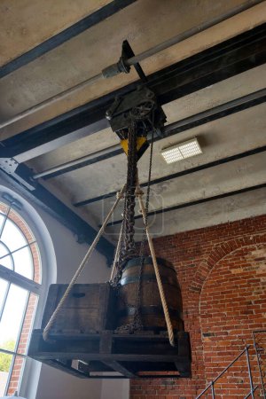 Téléchargez les photos : Gorlitz, Allemagne, 13 avril 2024 : Une cloche métallique suspendue au plafond d'un bâtiment, avec une épaisse corde suspendue. La cloche semble vieille et altérée, avec des dessins complexes gravés dans son - en image libre de droit