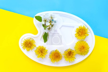 Foto de Watercolor palette with flowers, yellow dandelion flowers. Summer art concept on a bright background. yellow blue. - Imagen libre de derechos