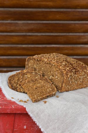 Téléchargez les photos : Freshly baked loaf of homemade rye bread, artisanal food - en image libre de droit