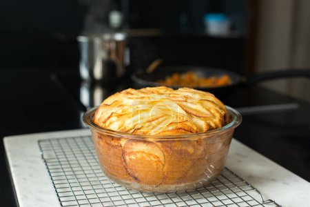 Téléchargez les photos : Fresh hot homemade apple pie at the modern kitchen - en image libre de droit