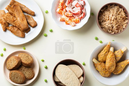 Téléchargez les photos : Assortiment de viande végétale sur une table. Alimentation pour réduire l'empreinte carbone, consommation durable. Vue d'en haut, plats plats. - en image libre de droit