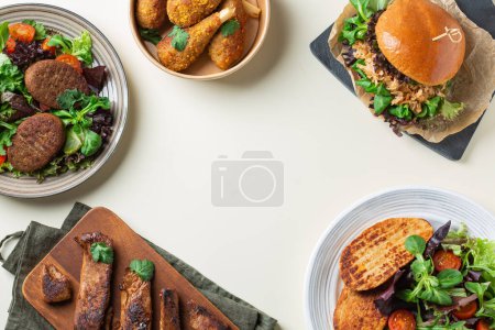 Téléchargez les photos : Assortiment de viande à base de plantes, nourriture sur une table. Alimentation pour réduire l'empreinte carbone, consommation durable. Vue d'en haut, plats plats. Concept du déjeuner - en image libre de droit