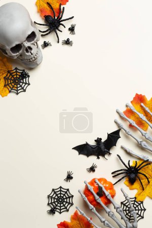 Téléchargez les photos : Joyeux Halloween, tour ou traiter la carte de souhaits avec citrouille, crânes, mains osseuses et feuilles. Composition de pose plate, maquette de l'espace de copie - en image libre de droit