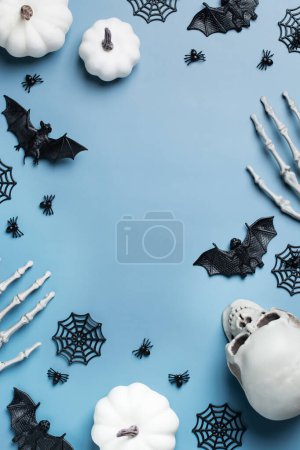 Téléchargez les photos : Joyeux Halloween, tour ou traiter la carte de souhaits avec citrouille, crânes, mains osseuses et feuilles. Composition de pose plate, maquette de l'espace de copie - en image libre de droit