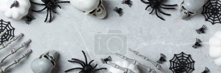 Téléchargez les photos : Joyeux Halloween, tour ou traiter la carte de souhaits avec citrouille, crânes, mains osseuses et araignées. Composition plate de laïc, maquette d'espace de copie, bannière - en image libre de droit