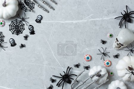 Téléchargez les photos : Joyeux Halloween, tour ou traiter la carte de souhaits avec citrouille, crânes, mains osseuses et araignées. Composition de pose plate, maquette de l'espace de copie - en image libre de droit