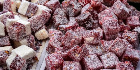 Traditionelle türkische Köstlichkeiten Lokum Candy.Sortiment türkischer Köstlichkeiten, Hintergrund, Makro. Süße Nahrungsmittel.Vollständiges Bild von süßen Lebensmitteln.