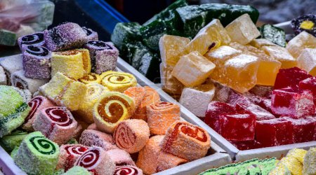 Foto de Delicia Turca Tradicional Lokum Candy.Surtido de delicias turcas, fondo, macro. Dulce food.Full marco de tiro de comida dulce. - Imagen libre de derechos