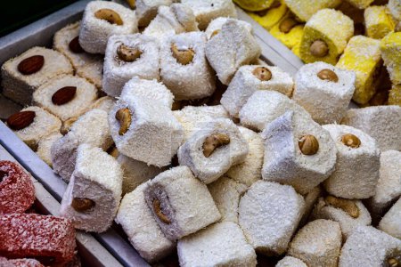 Traditionelle türkische Köstlichkeiten Lokum Candy.Sortiment türkischer Köstlichkeiten, Hintergrund, Makro. Süße Nahrungsmittel.Vollständiges Bild von süßen Lebensmitteln.