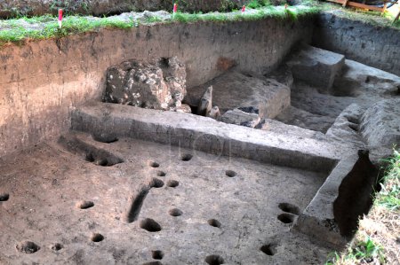 Archäologische Ausgrabungen in einem Wald. Eine große Baugrube, die Archäologen an einer archäologischen Stätte ausgehoben haben. Juristische Ausgrabungen. Kulturerbe-Konzepte.