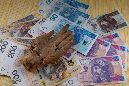 Es gibt viele Kopien von polnischem Papiergeld mit der hölzernen Hand eines Idols darauf. Übermäßige Liebe zum Geld..