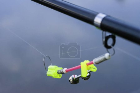 Téléchargez les photos : Clin d'œil à la pêche sur une ligne de pêche close-up.. - en image libre de droit
