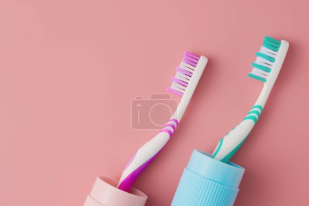 Téléchargez les photos : Deux brosses à dents sur fond rose, vue de dessus. Pose plate. - en image libre de droit