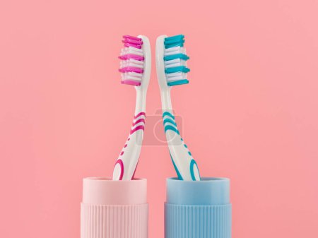 Téléchargez les photos : Deux brosses à dents sur fond rose à angle bas. Plan studio. - en image libre de droit