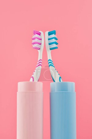 Téléchargez les photos : Deux brosses à dents sur fond rose à angle bas. Plan vertical. - en image libre de droit